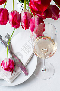 白色葡萄酒杯和节日餐桌布置图片