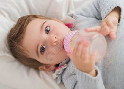 可爱的婴儿喝水的肖像图片