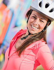 快乐骑自行车的女人的特写镜头户外图片