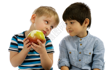 一个小男孩吃苹果另一个小男图片