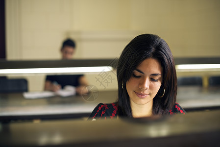 大学图书馆和女学生美丽的年轻女子在大学图片