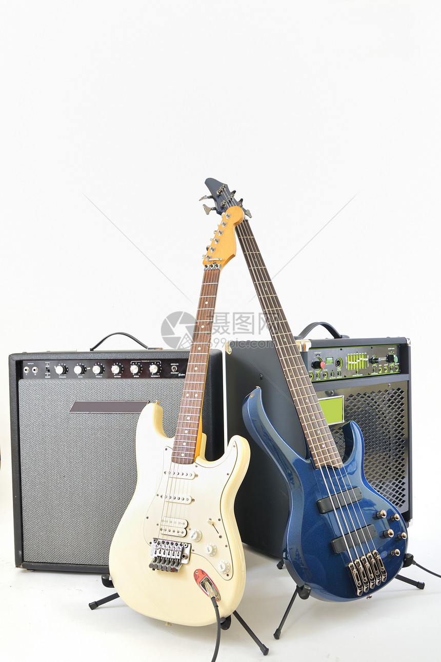 白色背景上的吉他和放大器图片