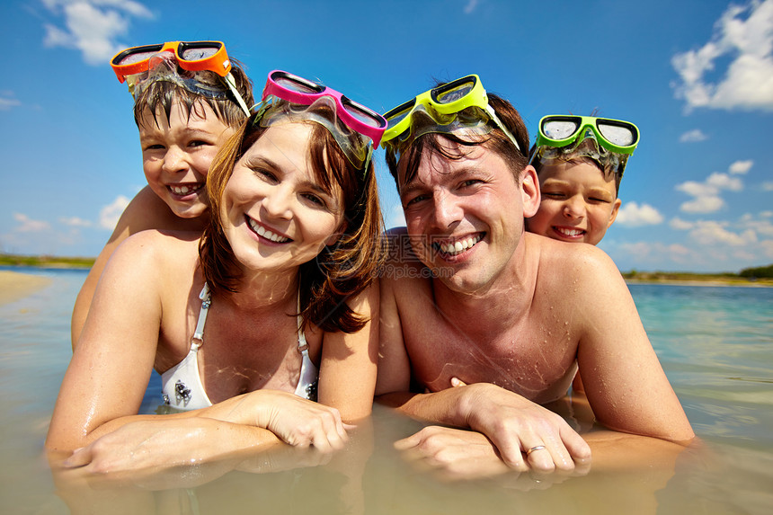 在暑假期间观看摄影机的潜水者幸福家庭照片图片