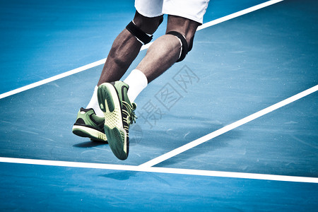 网球运动员在比赛中正手击球图片