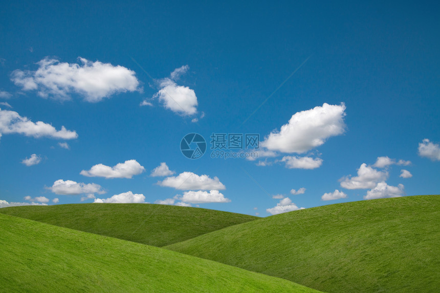 连绵起伏的绿色田野和蓝天白云图片