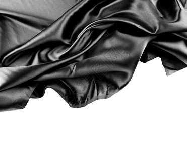 纯色背景上波纹黑色丝织物的特写图片