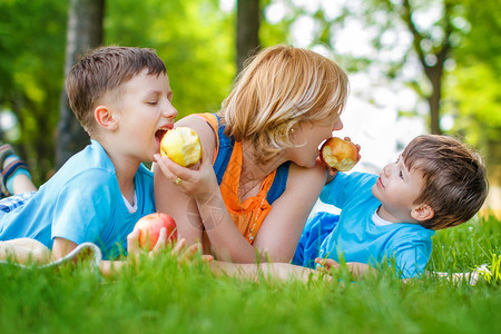 母亲和儿子吃苹图片