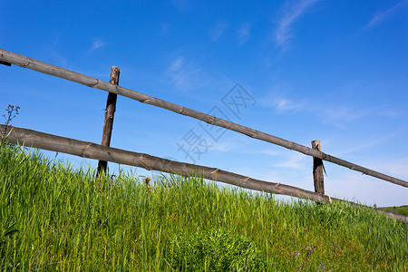 草原上的木栅栏蓝天白云图片