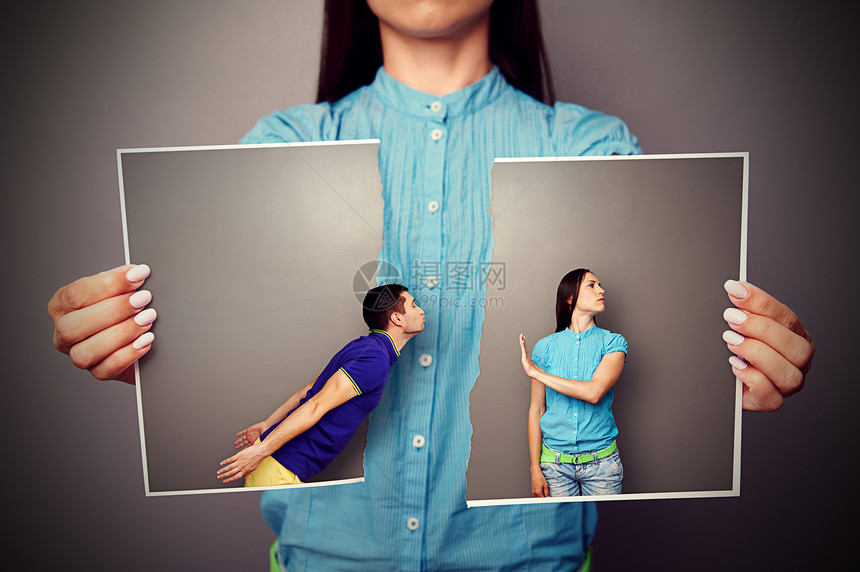 女人拿着年轻夫妻在争吵中图片