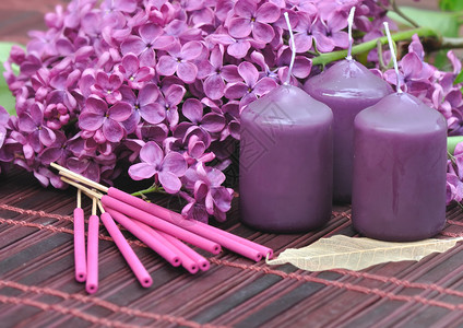 装饰着紫色的花朵蜡烛图片