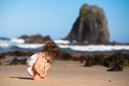 一个幼儿在澳大利亚新南威尔士纳罗马的玻璃屋岩石海图片