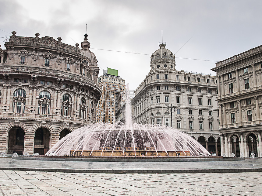 热那亚法拉利广场的喷泉出粉红色的水图片