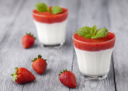 甜美的草莓慕丝和有机酸奶在PannaCotta的方式新鲜水果甜点与图片