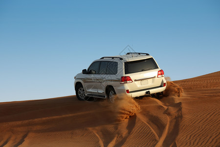 沙漠中的豪车图片