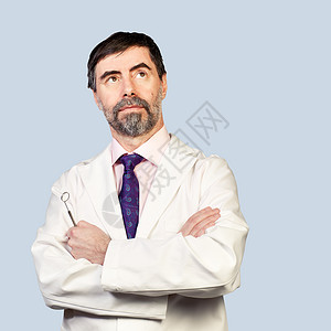 重度中年牙医的肖像图片