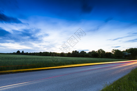 汽车镀晶乡间公路黄昏时有车灯条外背景