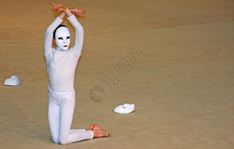 在剧院演出时戴着白色面具的舞者图片
