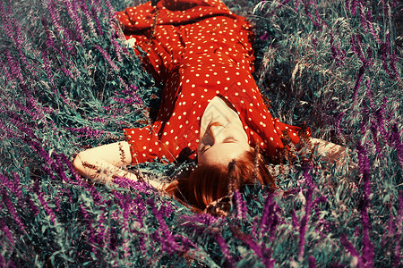 女孩躺在春草和鲜花上照片以40秒的电影图片