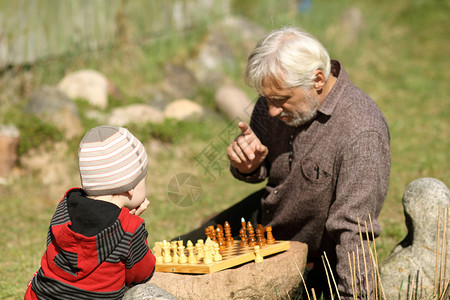 下棋的祖父和孙子背景图片