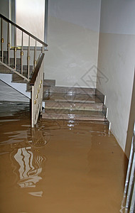 河水淹没期间一栋房子的楼图片