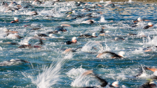 以Triathlon的速度游动背景图片