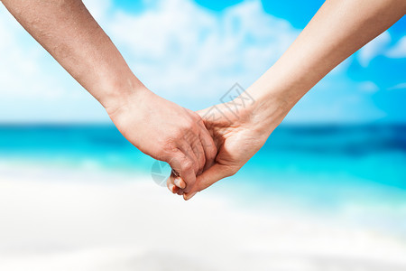 在海滩上握手情侣浪漫图片