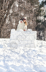 年轻女享受冬天在户外玩雪的游戏图片