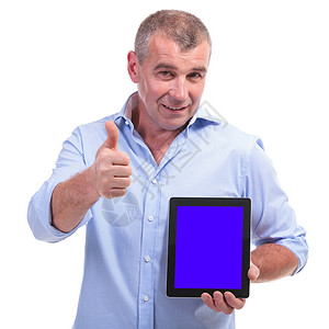 休闲的老人展示一个空蓝屏的平板电脑图片