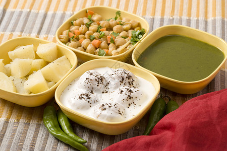 DahiBhalleChaat或用印度食品Curd给Panipuri图片