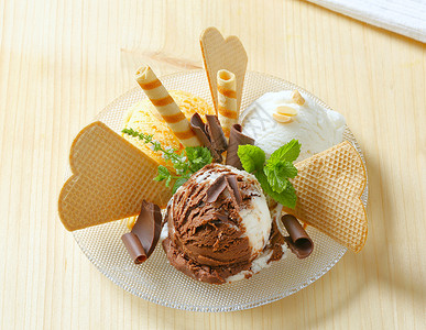 冰淇淋饼和巧克力卷发图片