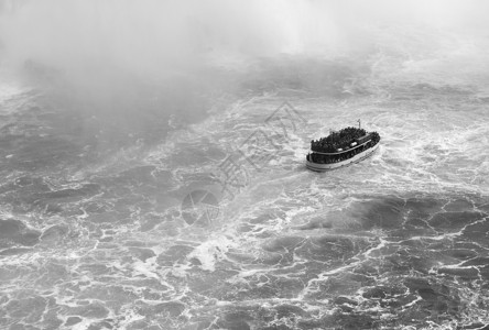 来自尼亚加拉瀑布的黑白船图片