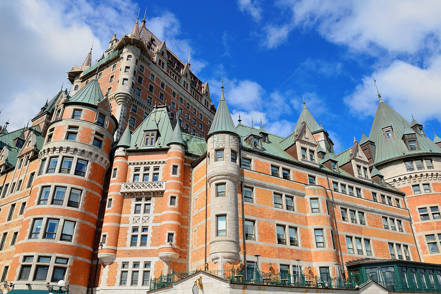 魁北克市白云蓝天的弗龙特纳克城堡图片