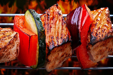 烤猪肉片和烤架上的蔬菜猪肉烧烤图片