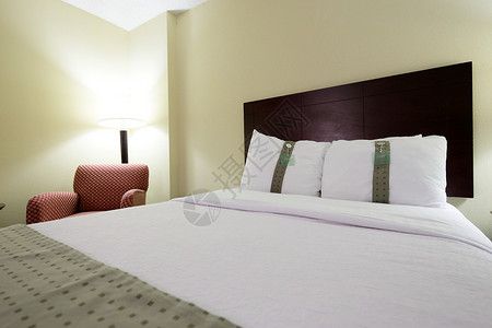舒适的酒店房间有床图片