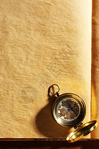 空白泛黄纸上的老式指南针图片
