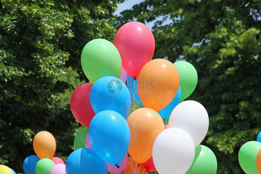 儿童聚会期间的节庆气球背景图片