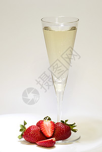 香槟杯和草莓图片