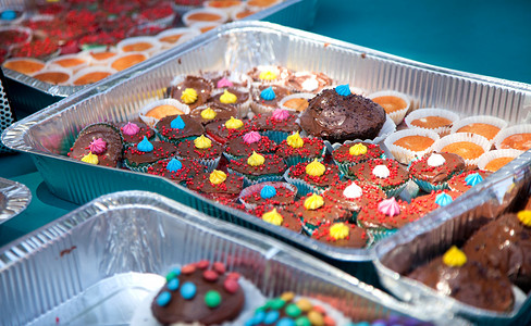 手工制作巧克力蛋糕配有花彩的装饰图片