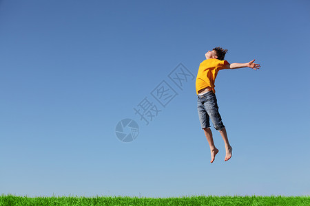 快乐的小男孩在上跳跃图片