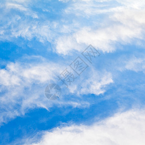 三月法国蓝天中的层云景图片