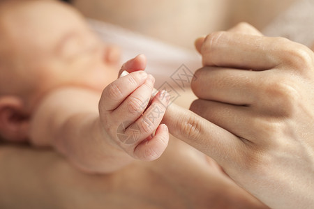 新生婴儿握着母亲的手有浅图片