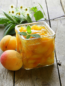 玻璃罐中的桃杏果酱图片