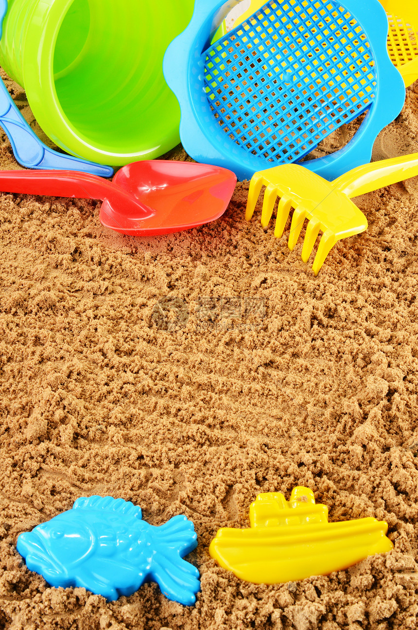 在沙坑或沙滩上玩耍的塑料儿童玩具图片