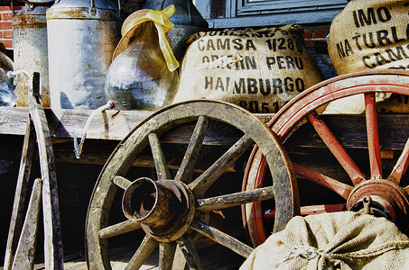 怀旧农场的旧物品金属桶木箱水果盒谷物袋和其他旧东西复古和复古图片