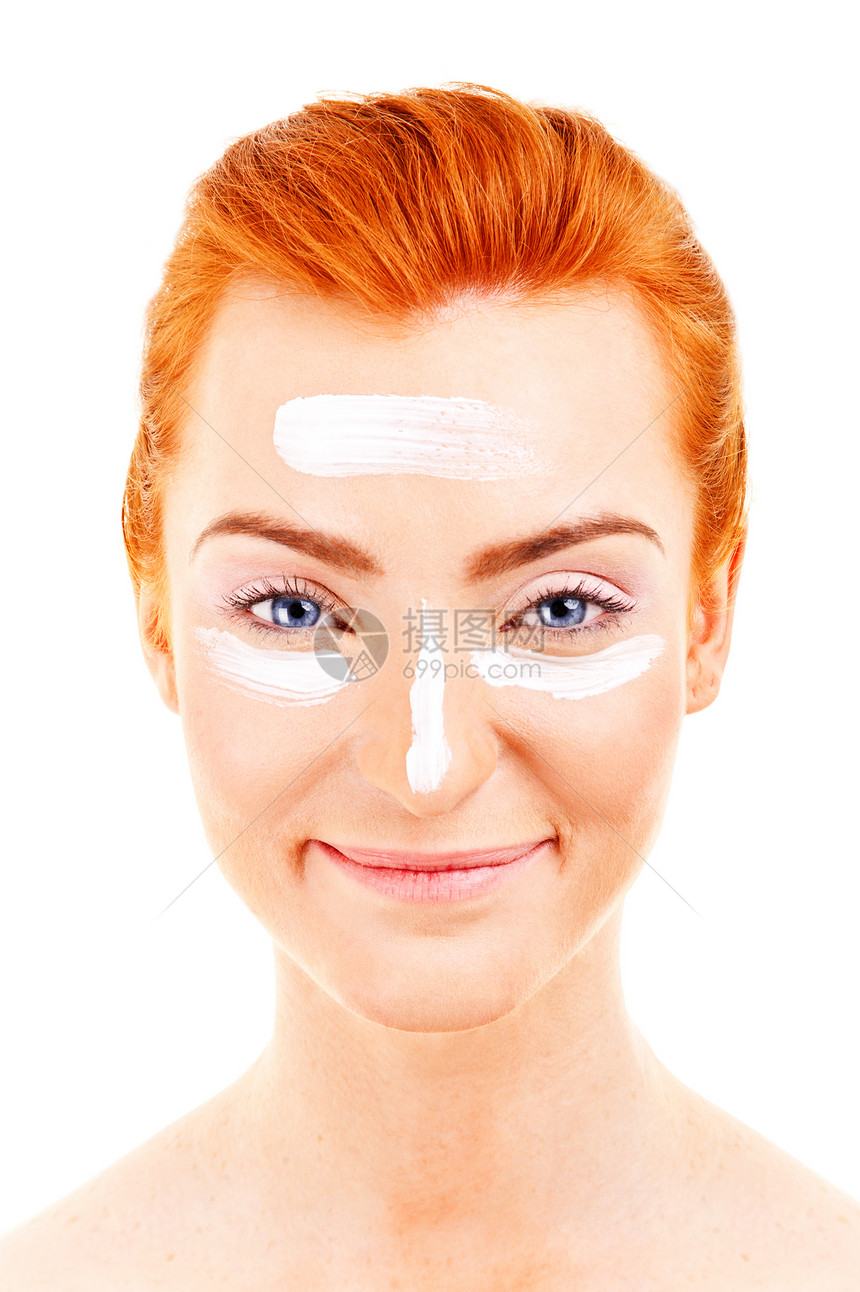 脸部奶油女人眼睛下涂着皮肤奶油图片