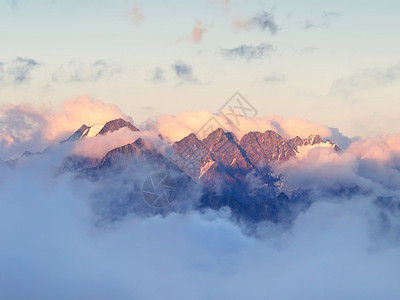 雪山和天空与云彩自然景观图片