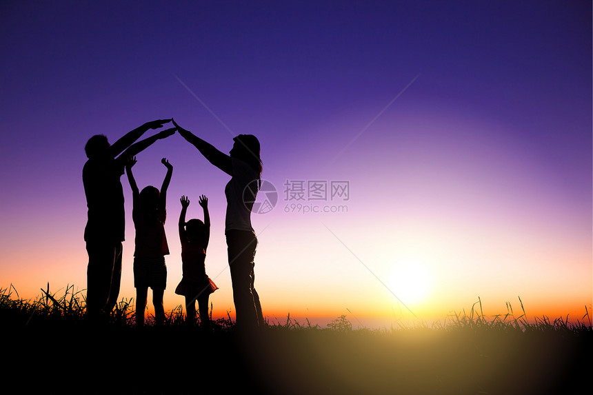 幸福的家庭在山上做家庭标志有日出背图片