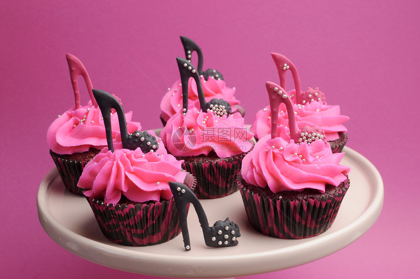 穿戴粉红和黑色红天鹅绒纸杯蛋糕图片