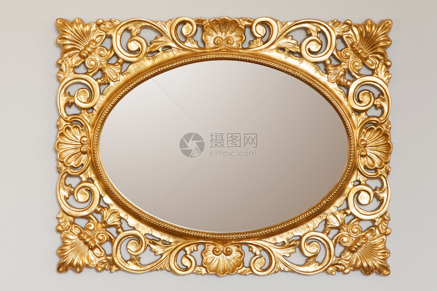 墙上的金色镜框图片
