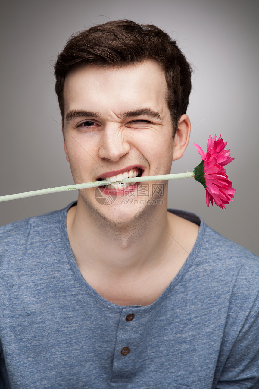 嘴里叼着花的男人图片